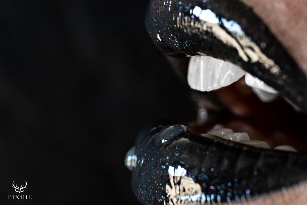 close-up bouche noir glossy